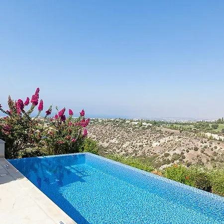 In Sleeps 4 Includes Swimming Pool And Air Con *