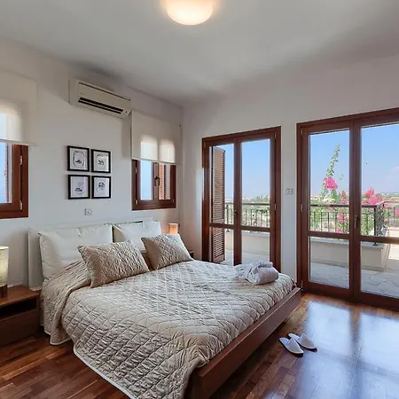 Villa In Sleeps 4 Includes Swimming Pool And Air Con